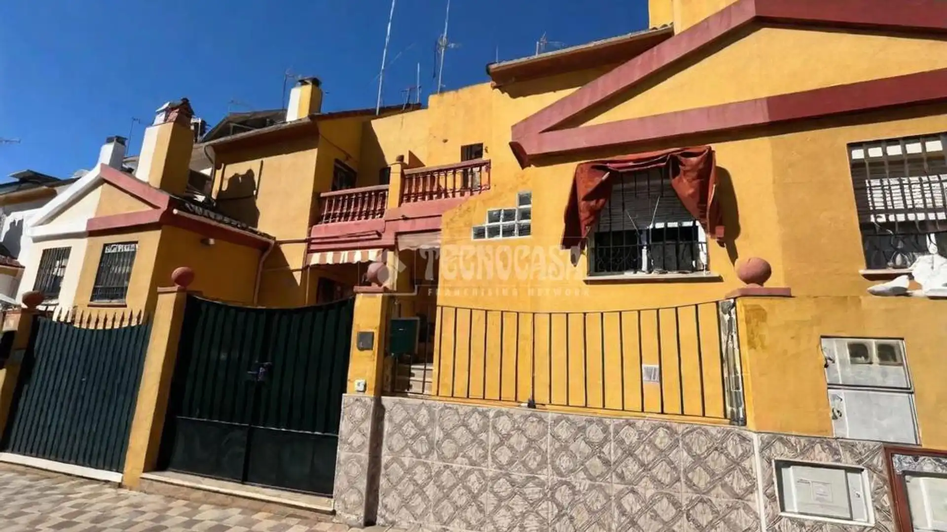 Exterior view of Single-family semi-detached for sale in Dos Hermanas