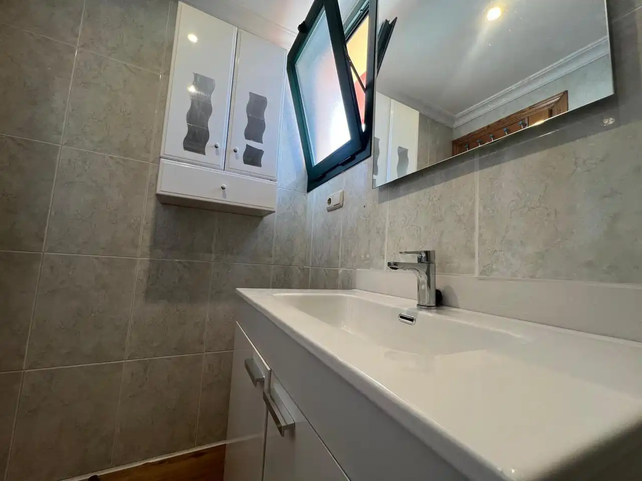 Baño de Ático de alquiler en Benalmádena con Aire acondicionado, Terraza y Trastero