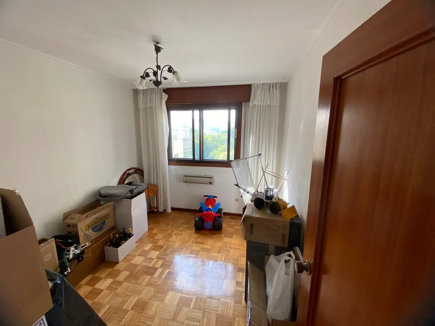 Dormitori de Pis en venda en Vigo  amb Calefacció, Parquet i Terrassa