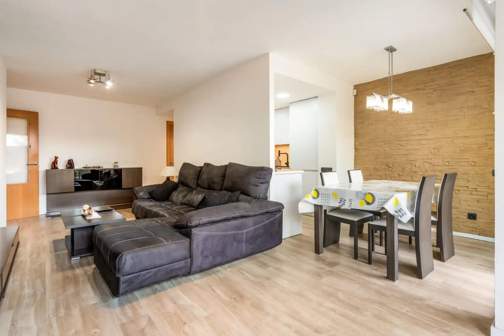 Wohnzimmer von Wohnung zum Verkauf in Montcada i Reixac mit Klimaanlage, Heizung und Parkett