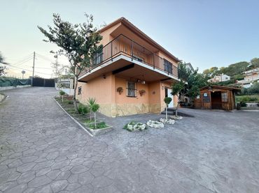 Villa avec balcon à vendre à Olivella