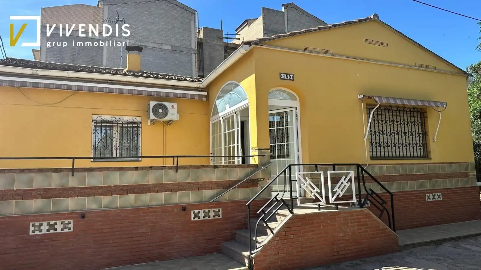 Vista exterior de Casa o xalet en venda en Rosselló amb Calefacció i Terrassa