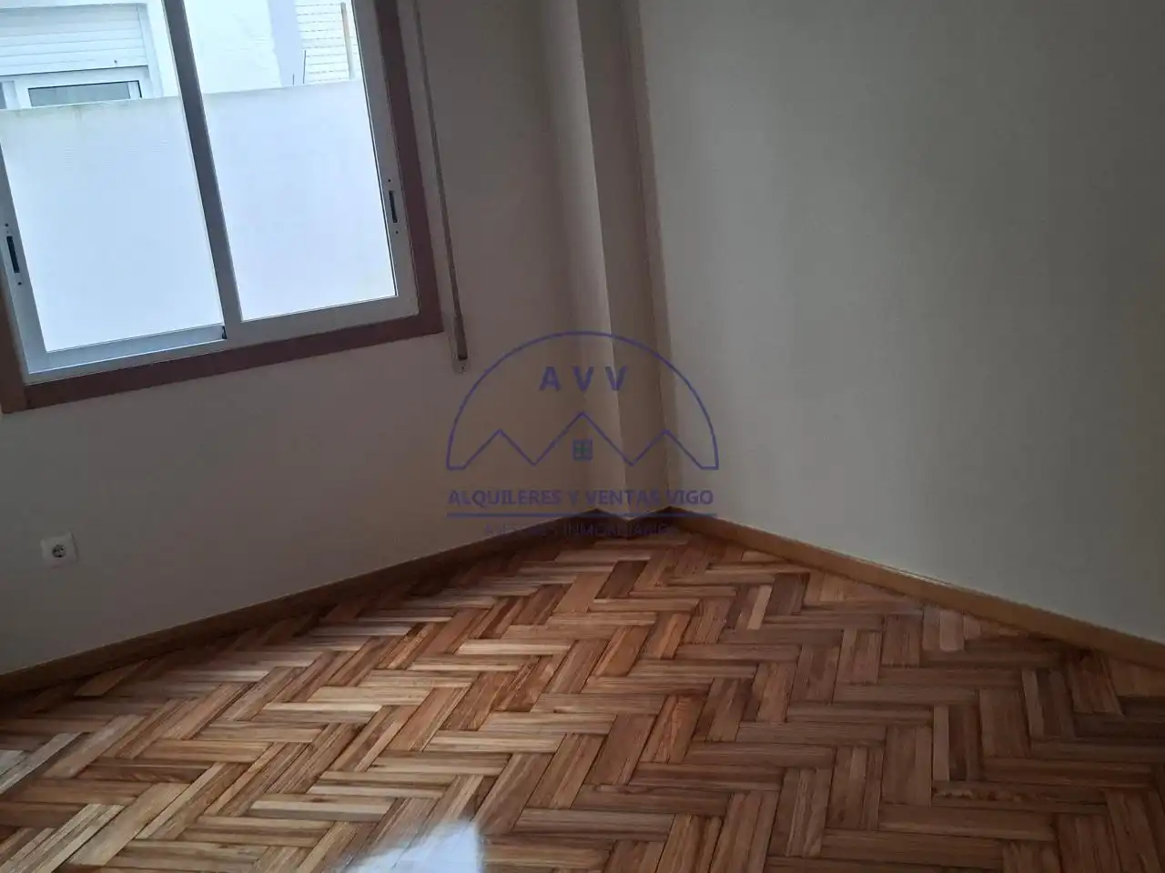 Flat for rent in Vigo   with Parquet flooring