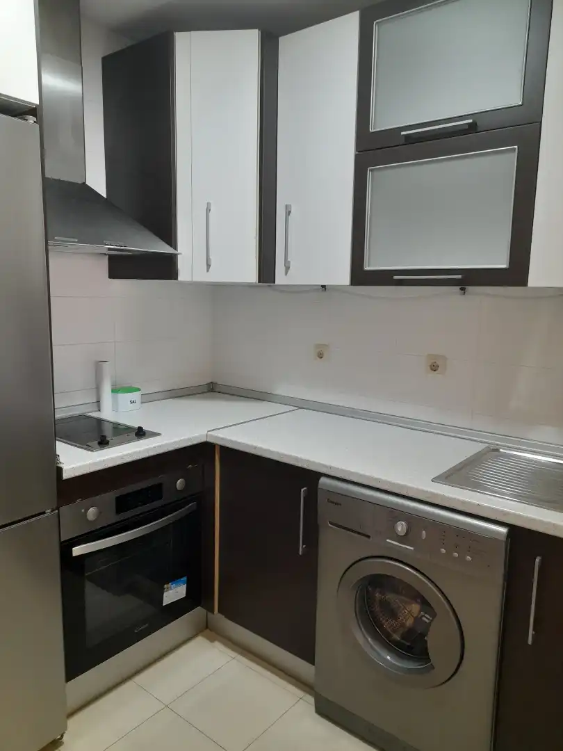 Cuina de Apartament de lloguer en Ceuta amb Moblat, Forn i Rentadora
