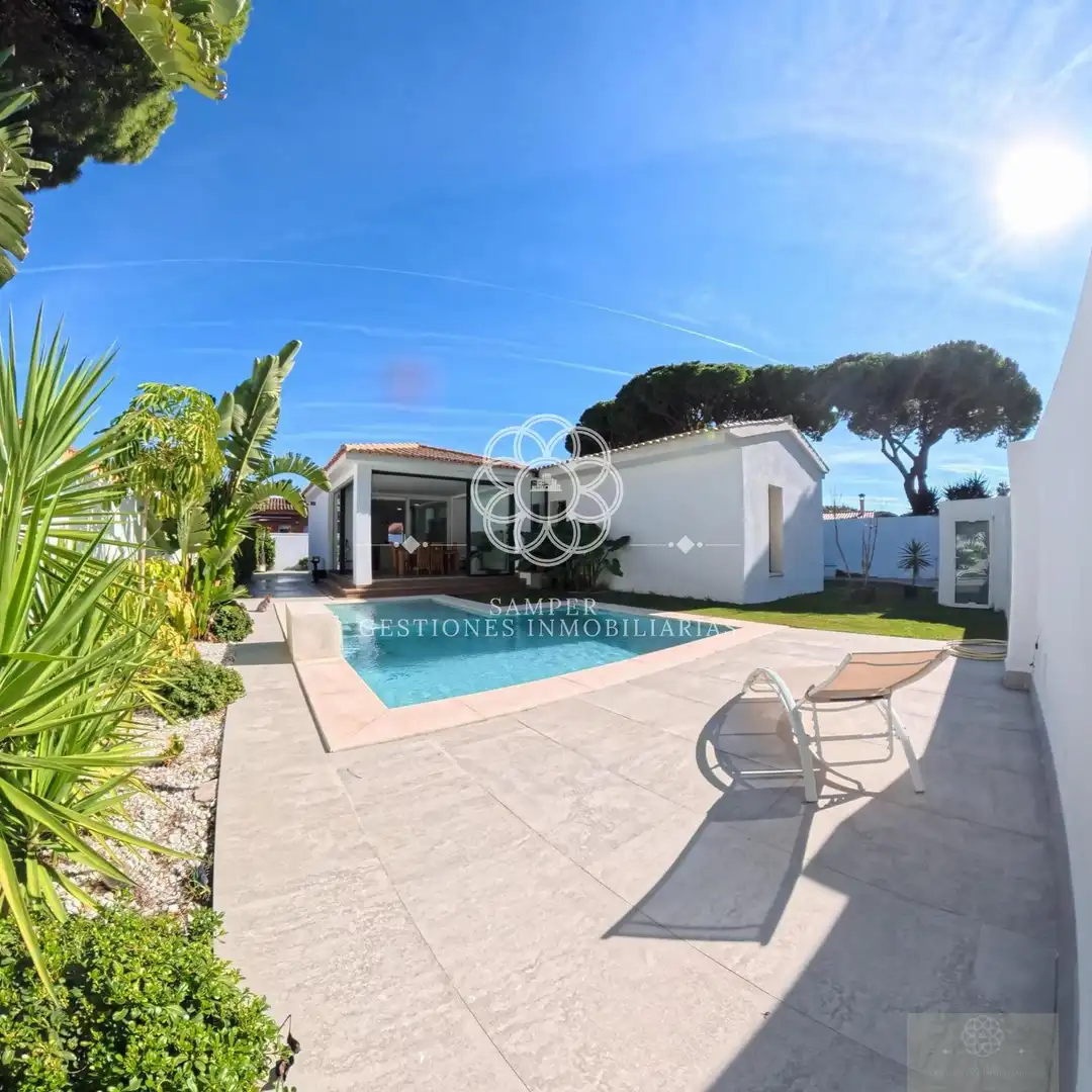 Vista exterior de Casa o xalet en venda en El Puerto de Santa María amb Calefacció i Piscina