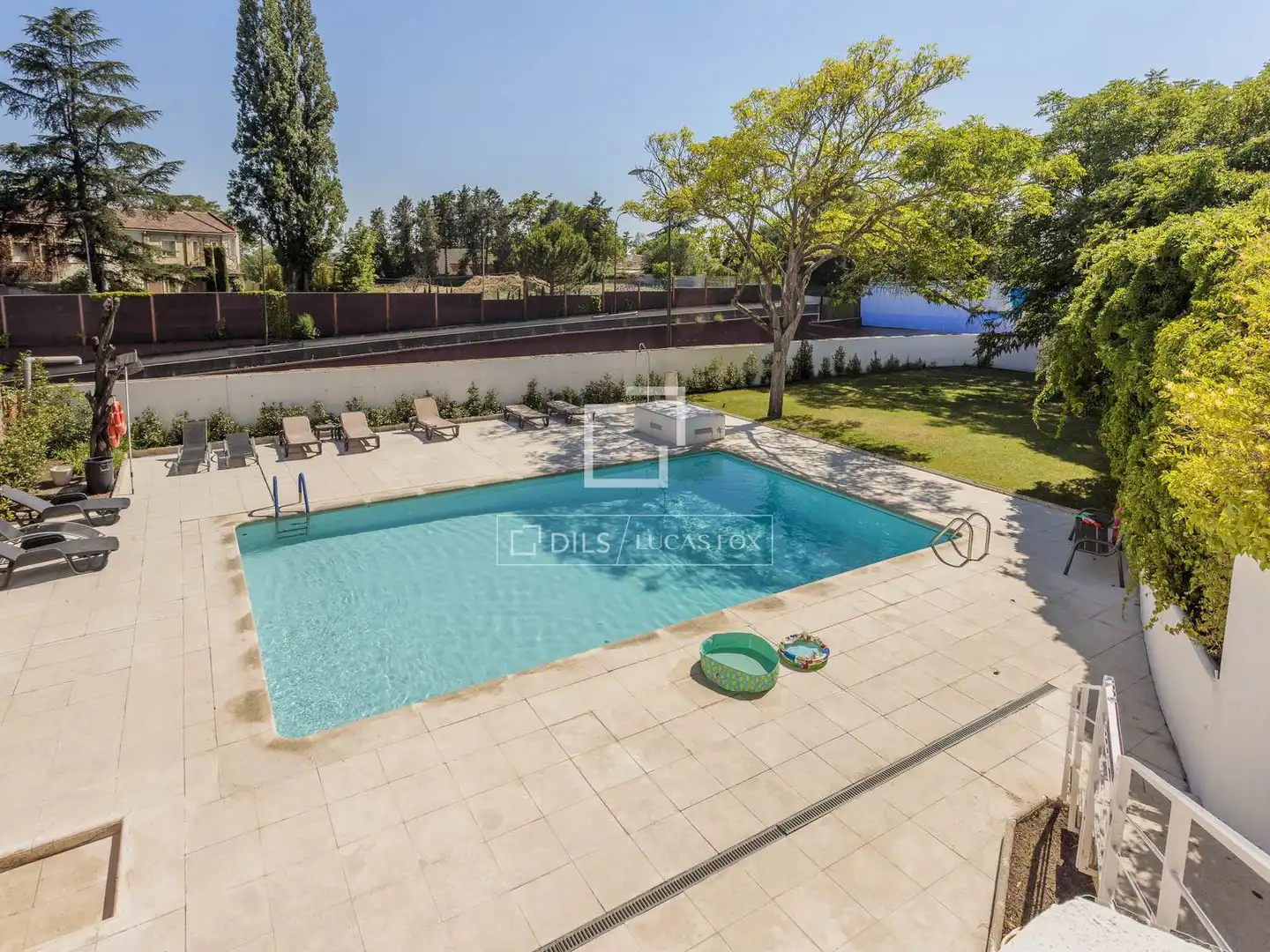 Swimming pool of Flat for rent in Madrid  with Air Conditioner, Heating and Private garden