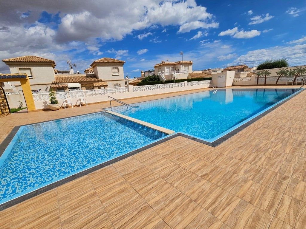 Piscina de Casa adosada en venta en Torrevieja con Aire acondicionado, Jardín privado y Terraza