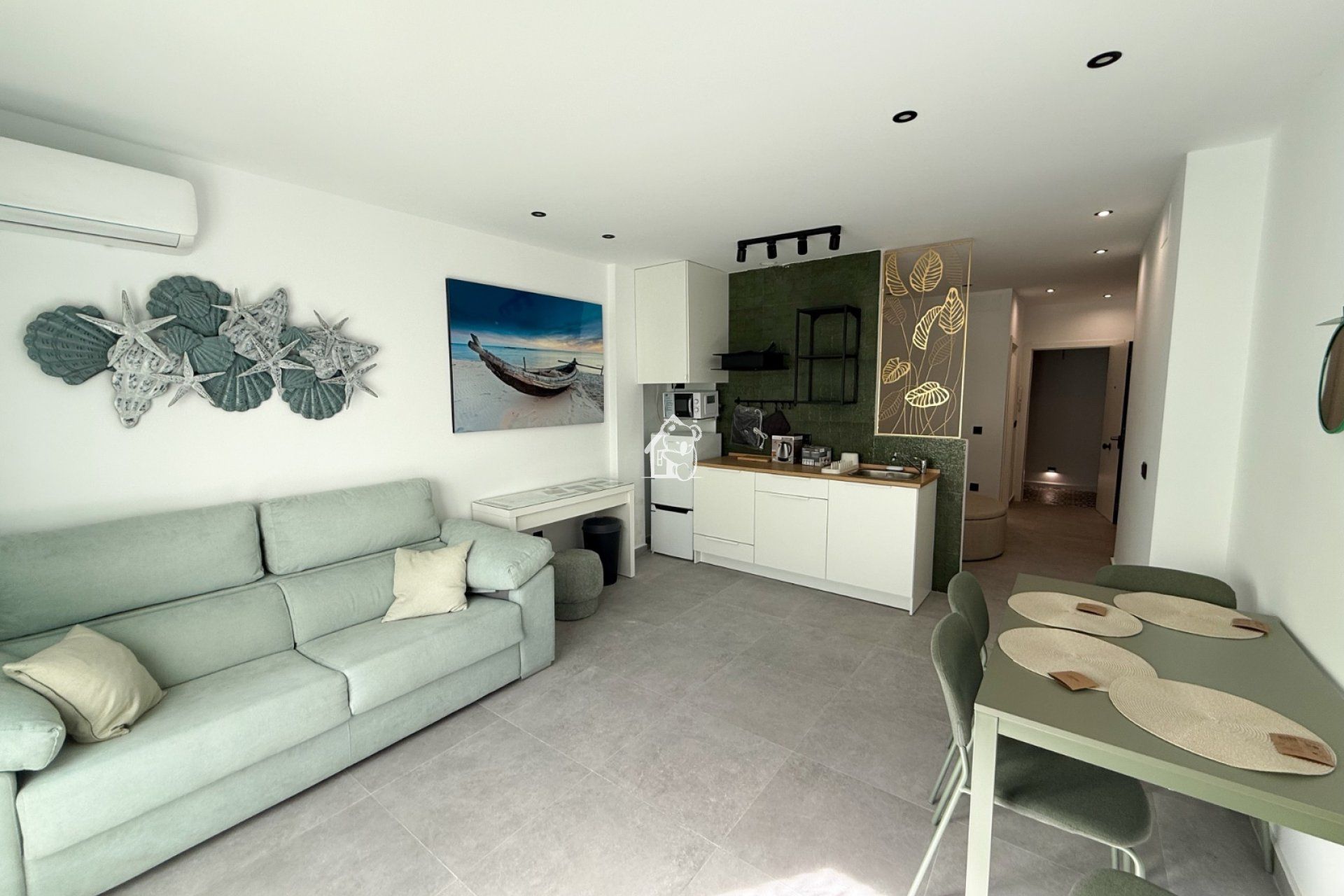 Sala d'estar de Estudi de lloguer en Torrevieja amb Aire condicionat, Moblat i Forn