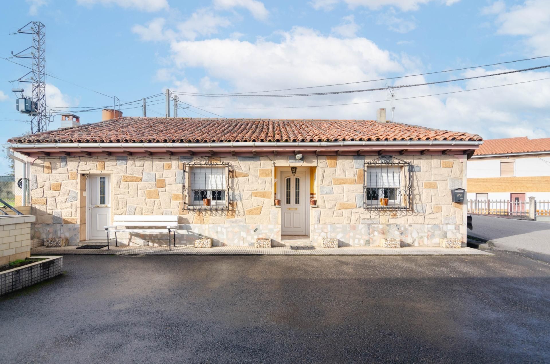 Vista exterior de Casa o xalet en venda en Siero amb Calefacció i Jardí privat