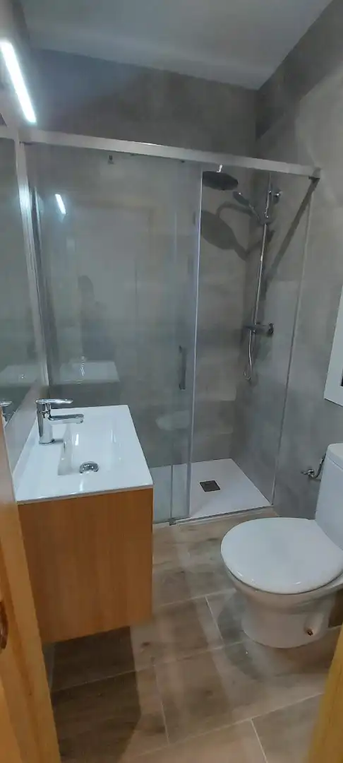 Baño de Planta baja de alquiler en Barcelona con Aire acondicionado, Calefacción y Amueblado