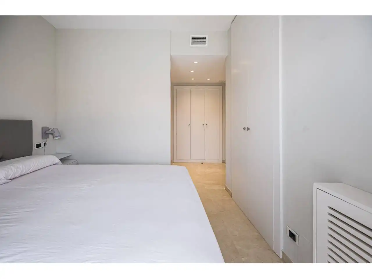 Schlafzimmer von Dachboden zum Verkauf in Sitges mit Klimaanlage, Heizung und Terrasse