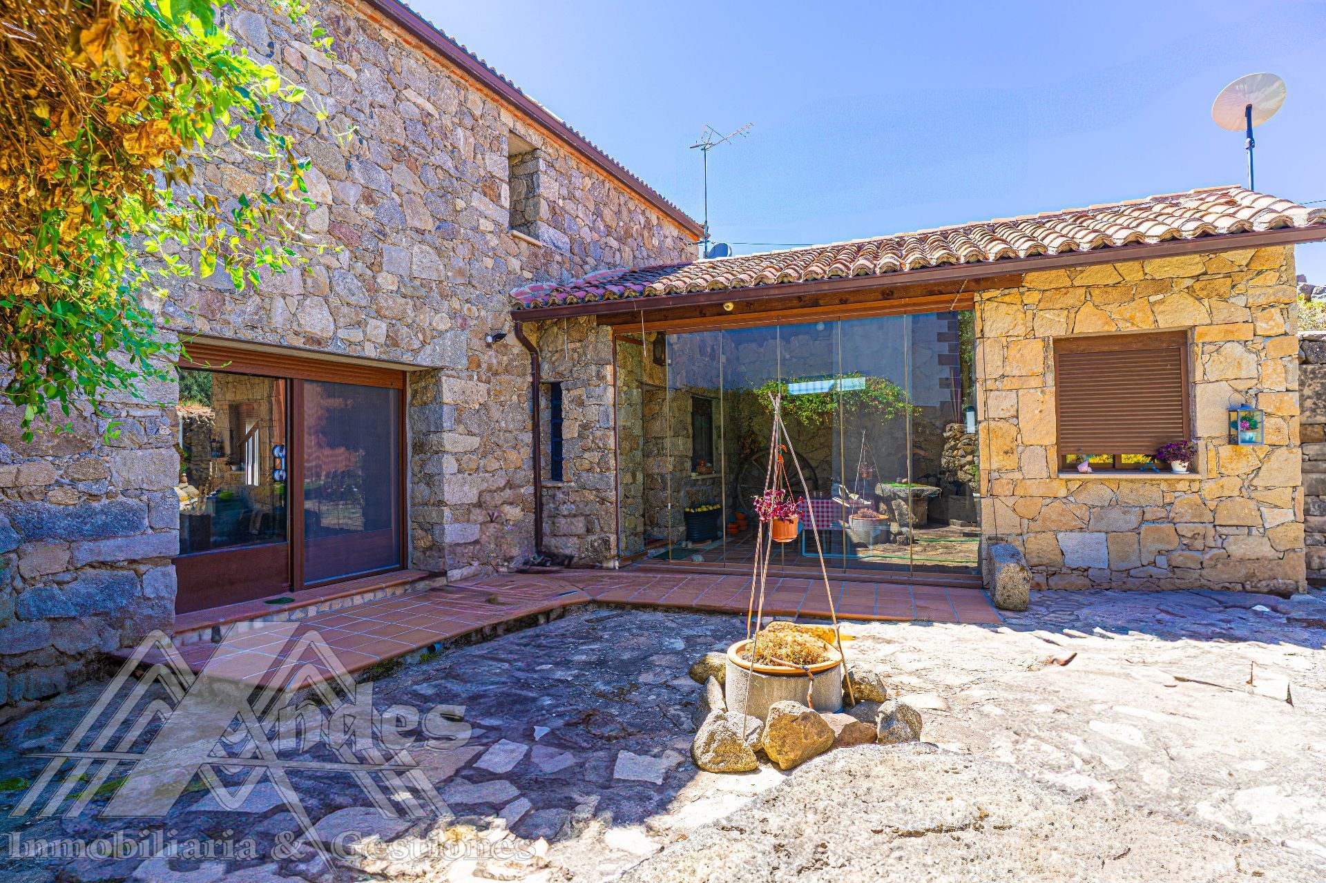 Vista exterior de Casa o chalet en venta en Hoyorredondo con Calefacción y Jardín privado