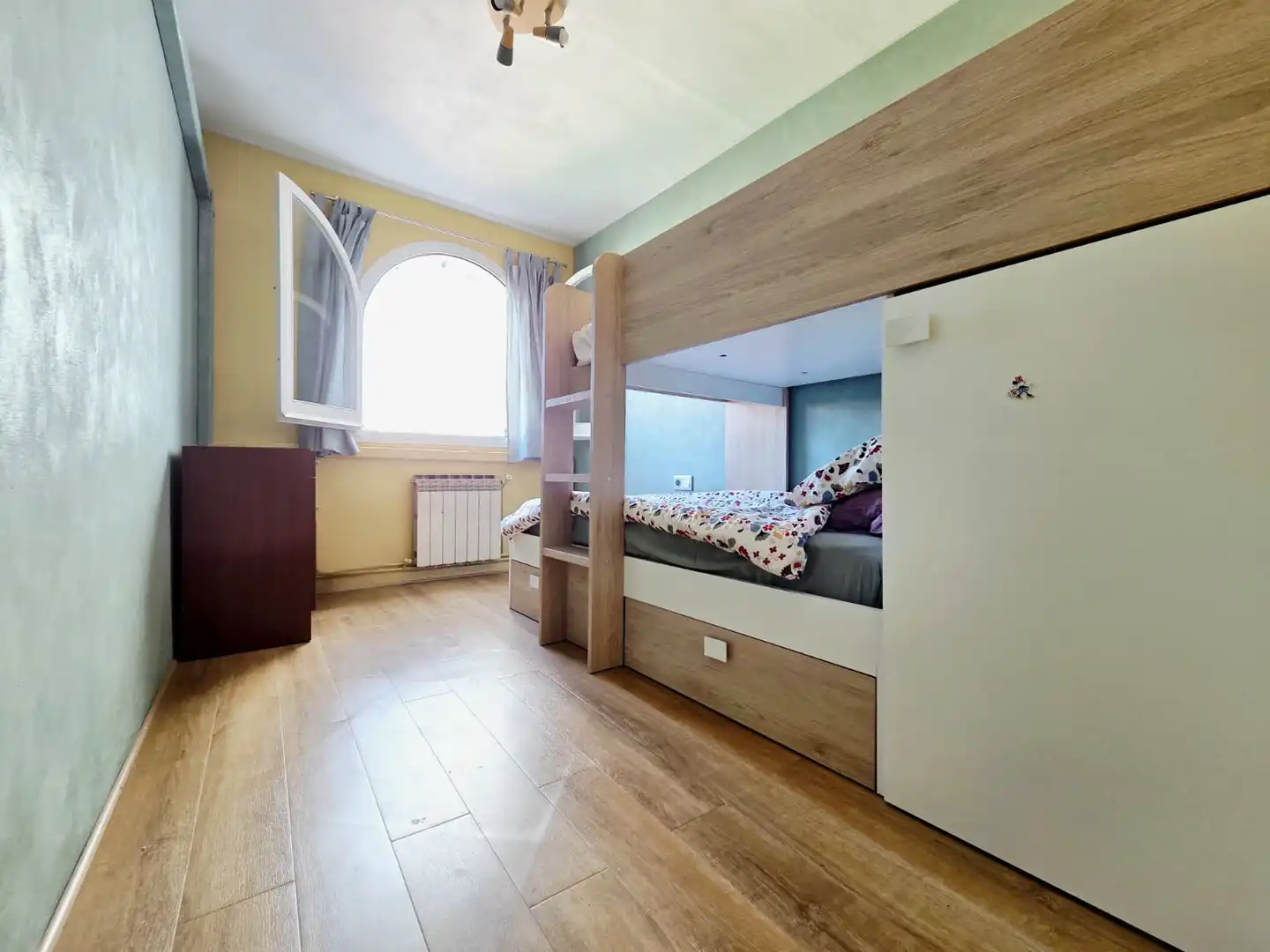 Schlafzimmer von Einfamilien-Reihenhaus zum Verkauf in Palau-solità i Plegamans mit Klimaanlage, Heizung und Privatgarten