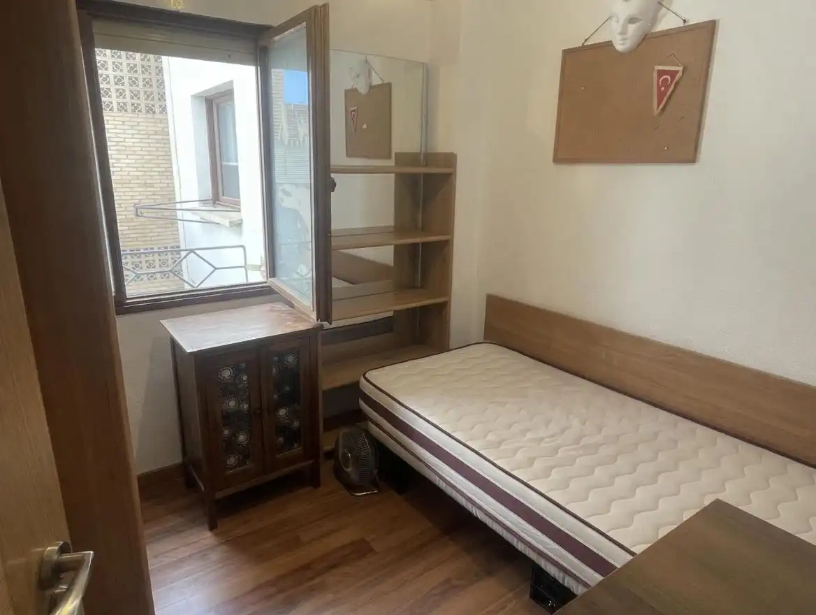 Dormitori de Pis en venda en Oviedo  amb Calefacció
