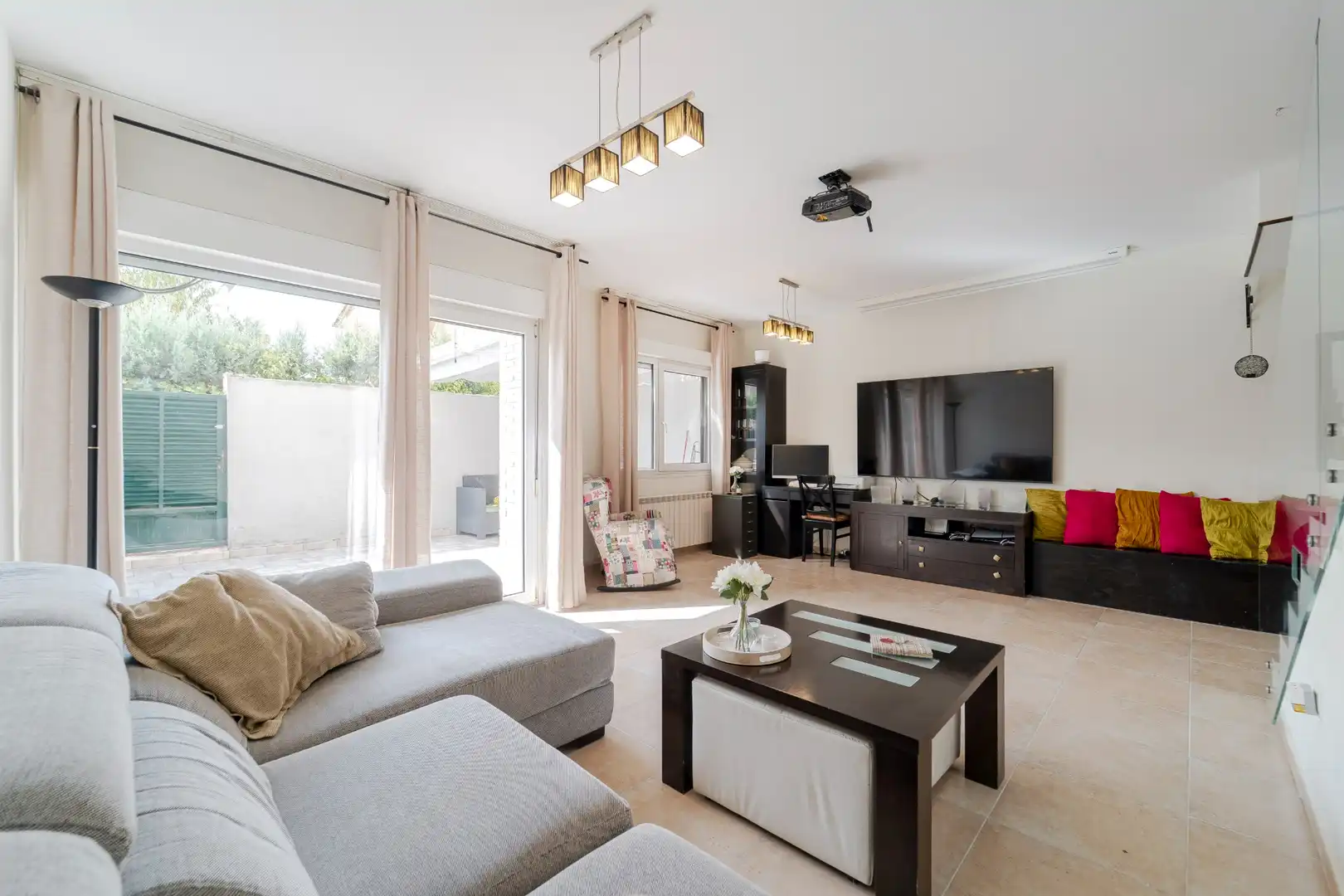 Sala de estar de Casa adosada en venta en Casarrubios del Monte con Aire acondicionado, Calefacción y Jardín privado