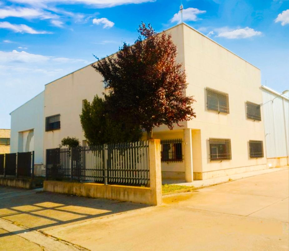 Vista exterior de Nau industrial en venda en Palencia Capital amb Calefacció i Alarma
