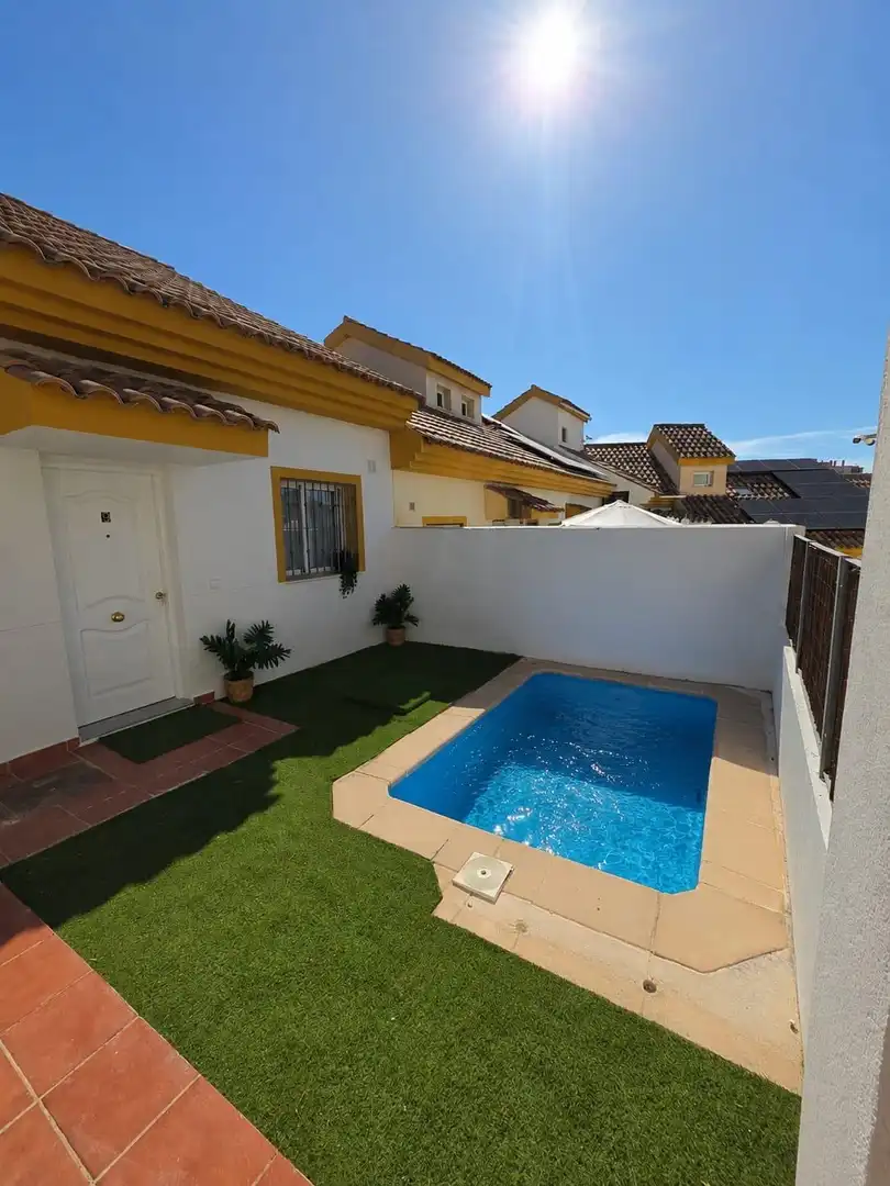 Piscina de Casa adosada en venda en Benalmádena amb Aire condicionat, Jardí privat i Terrassa