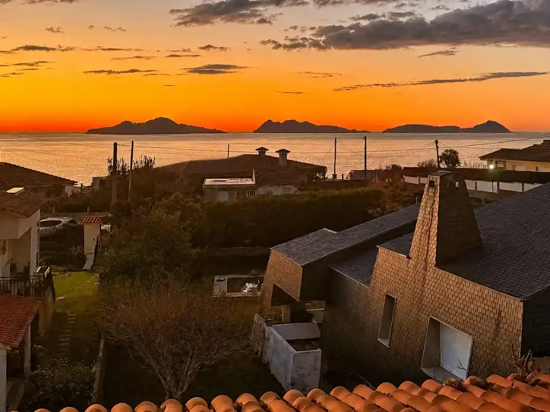 Vista exterior de Casa o xalet en venda en Vigo  amb Aire condicionat, Piscina i Balcó