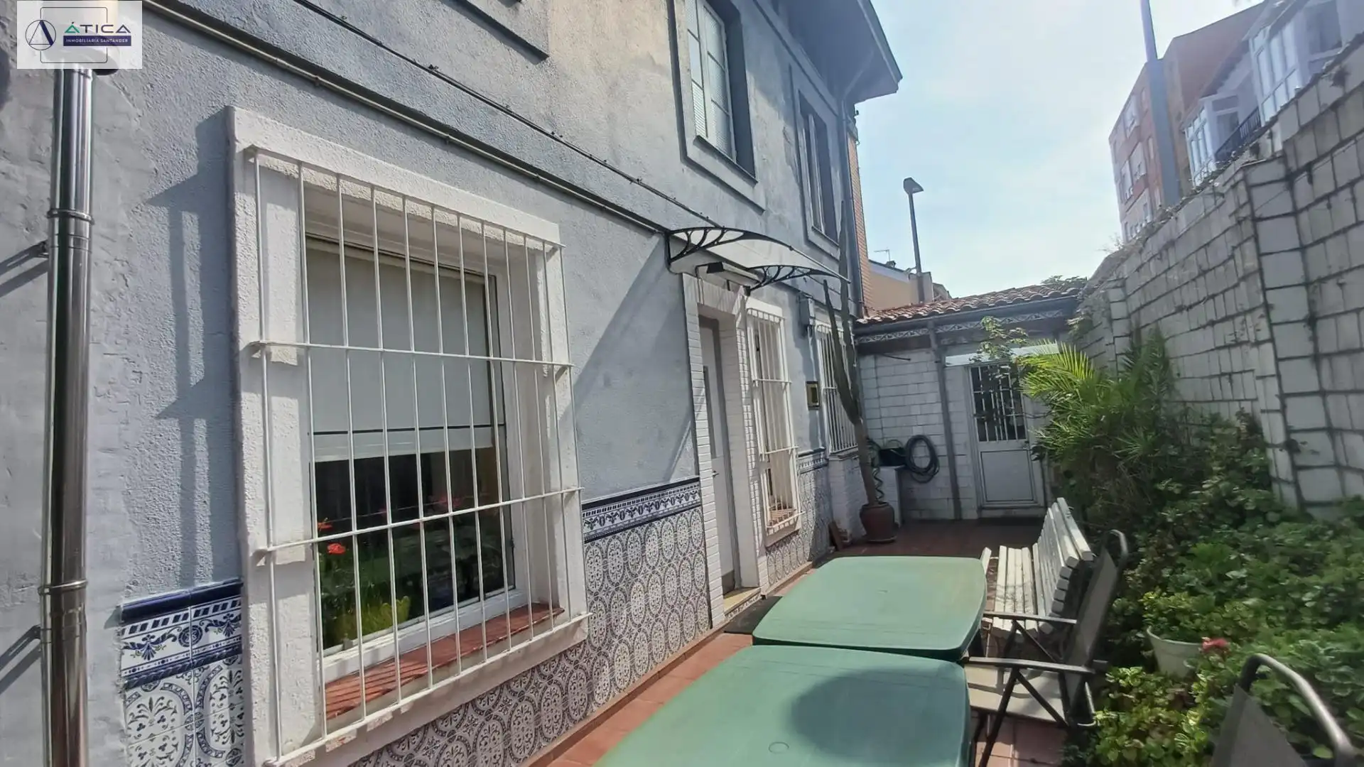 Außenansicht von Haus oder Chalet zum Verkauf in Santander mit Privatgarten, Terrasse und Möbliert
