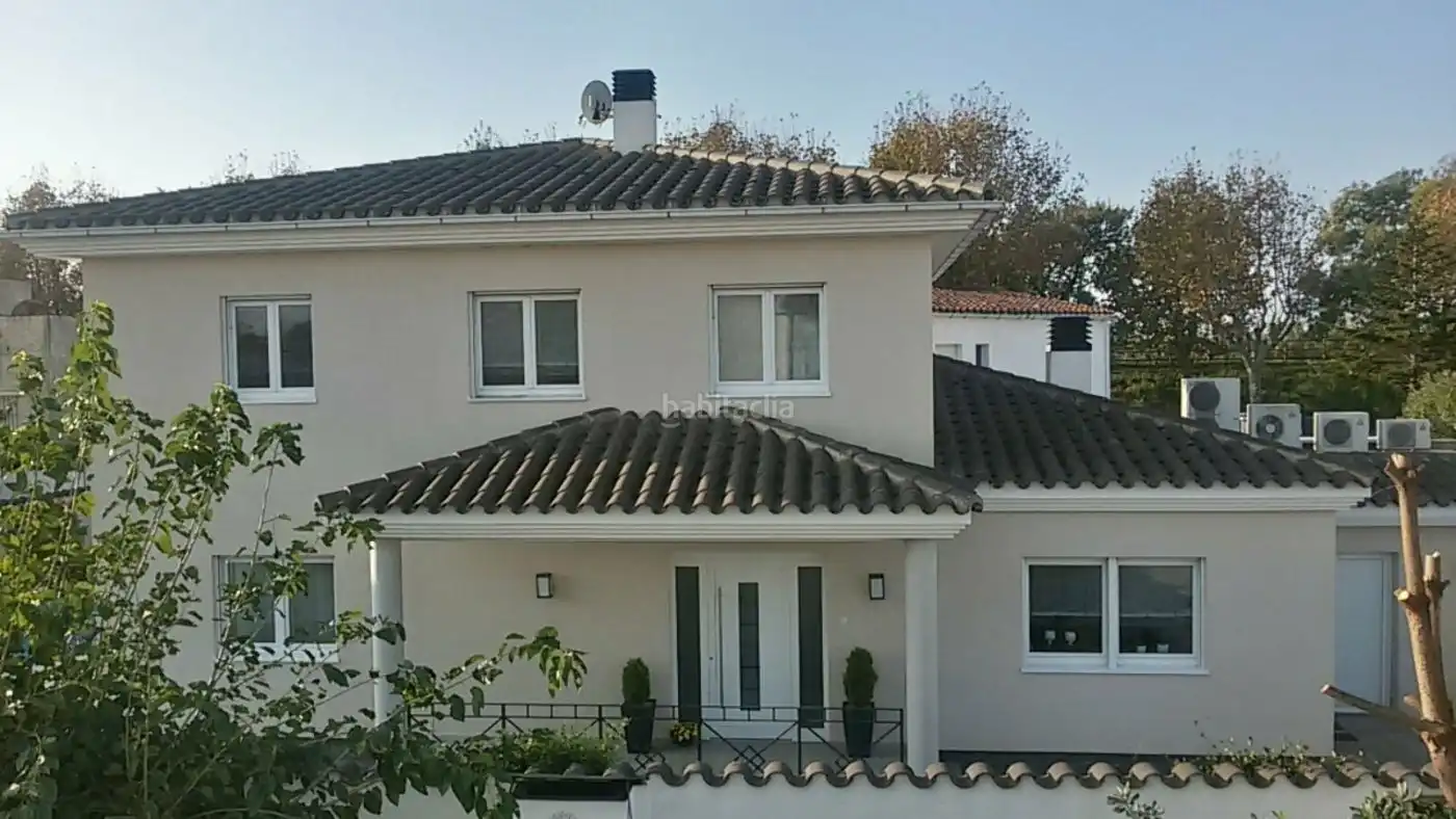 Villa con giardino in vendita a Avinguda de la República Catalana 10