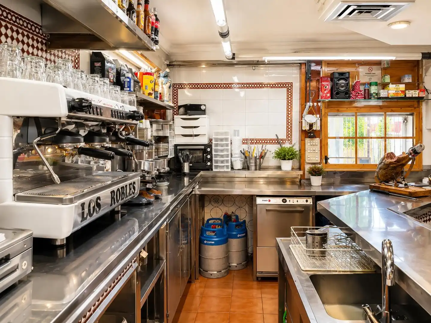 Cocina de Local en venta en Sevilla