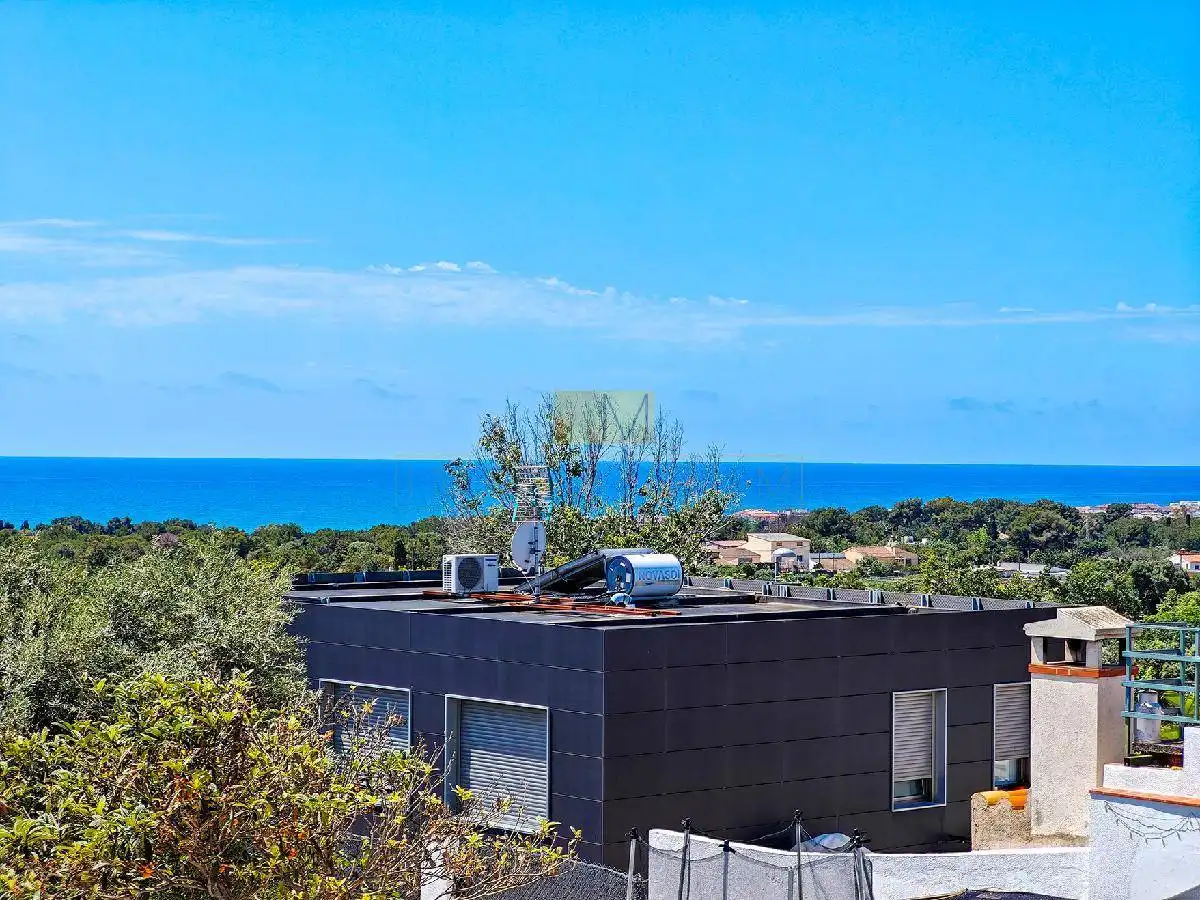 Vista exterior de Casa o xalet en venda en Vilanova i la Geltrú amb Calefacció, Jardí privat i Terrassa