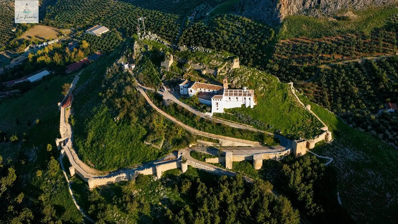 Vista exterior de Casa adosada en venda en Archidona amb Jardí privat i Moblat