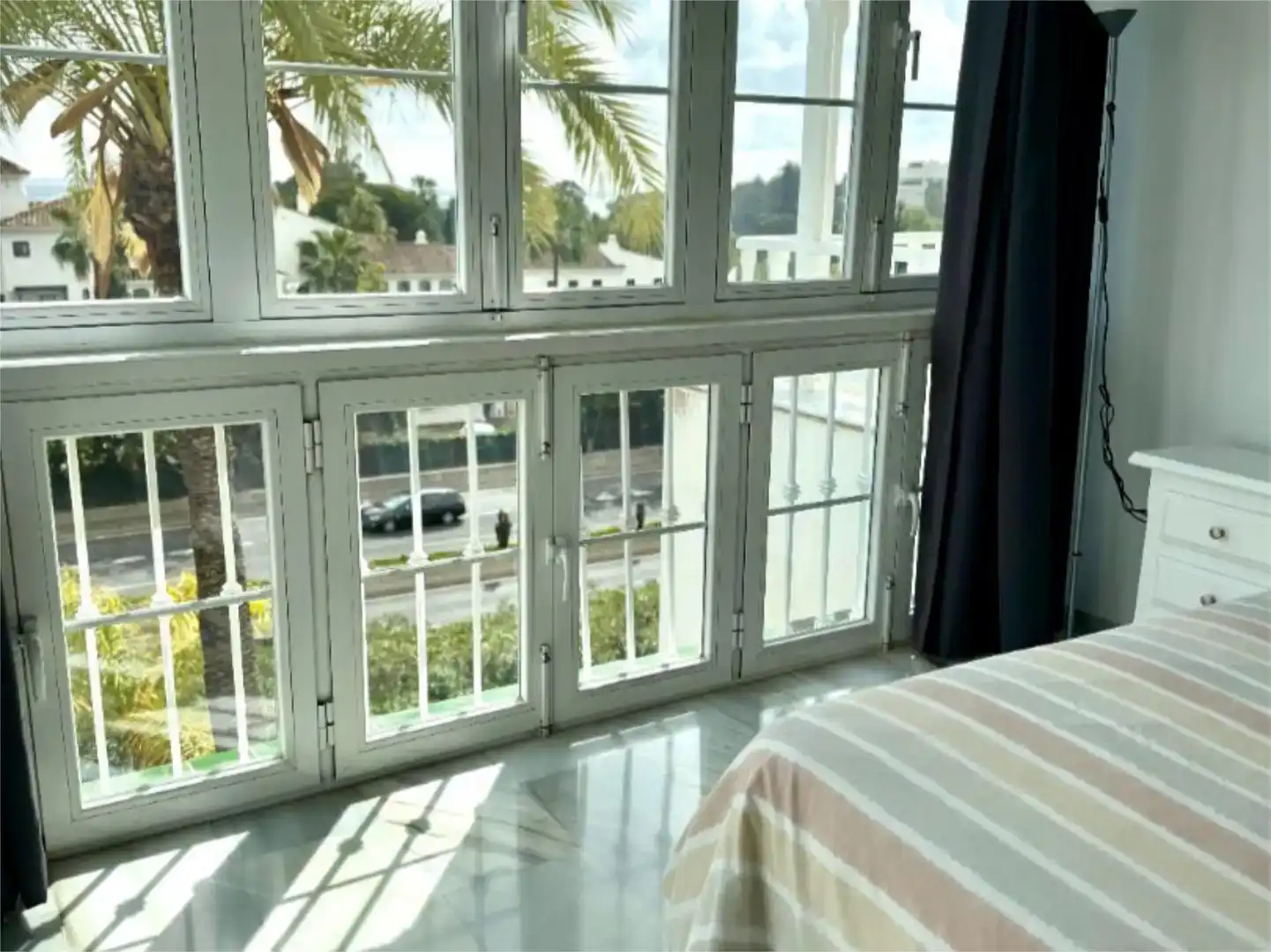 Dormitori de Apartament de lloguer en Marbella amb Aire condicionat, Piscina i Balcó