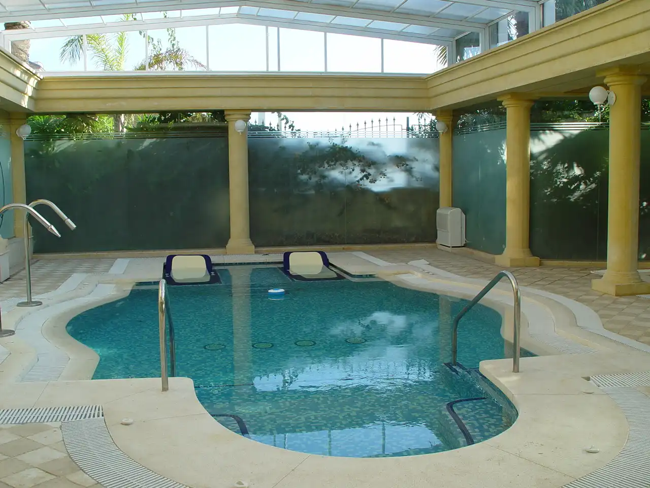 Piscina de Edificio en venta en Marbella con Alarma y Piscina comunitaria