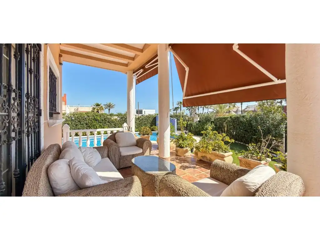 Casa amb piscina en venda a La Mata, imagen 2