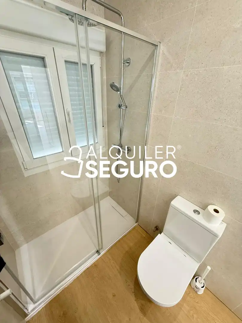 Bathroom of Flat for rent in Madrid  with Air Conditioner and Heating