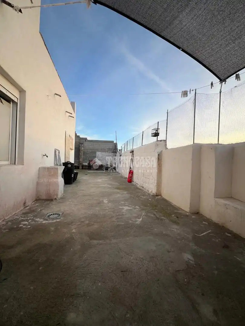 Außenansicht von Einfamilien-Reihenhaus zum Verkauf in Pinos Puente mit Terrasse