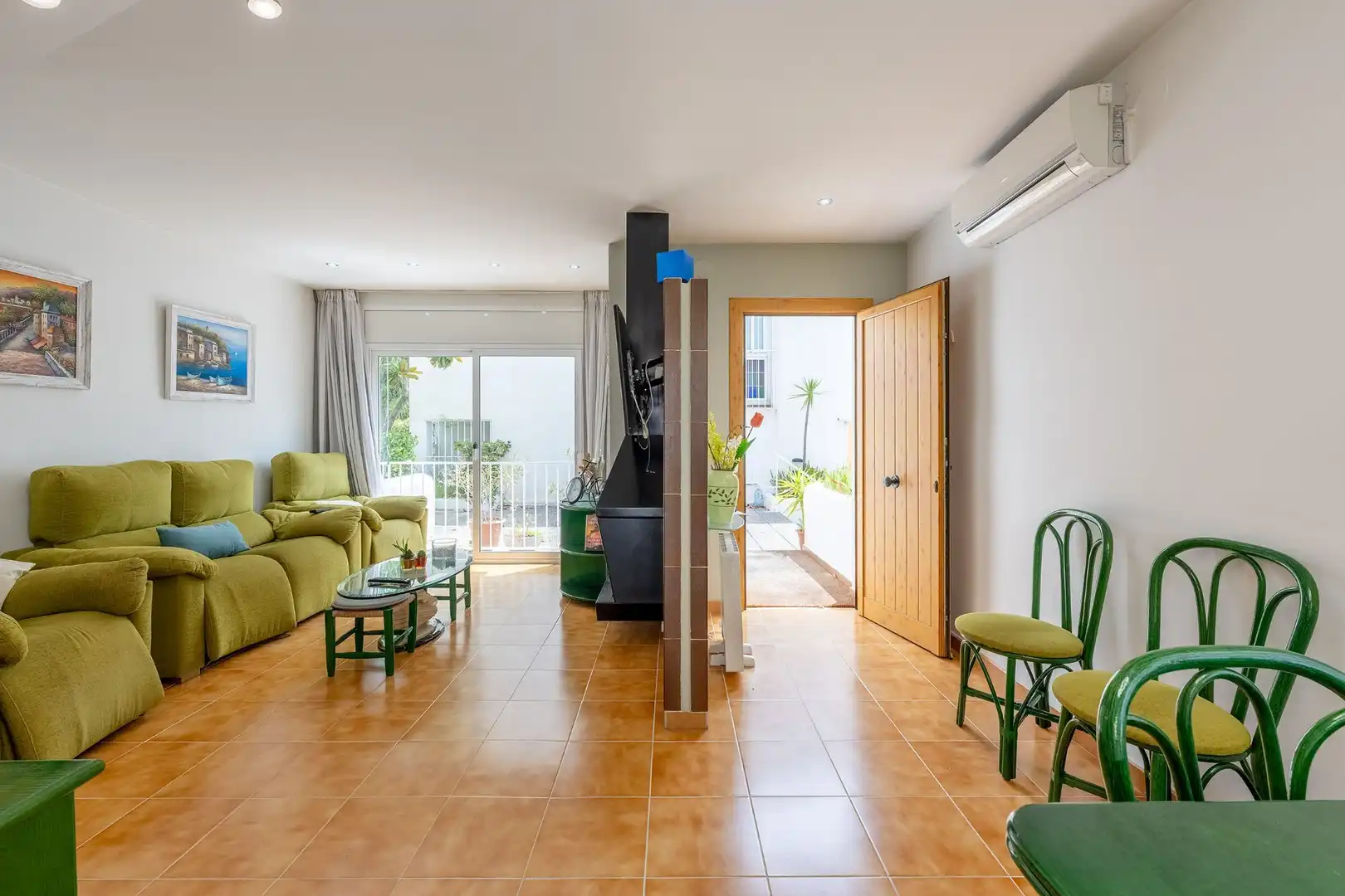 Sala d'estar de Casa adosada en venda en Cunit amb Aire condicionat, Calefacció i Jardí privat