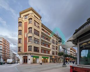 Vista exterior de Edifici en venda en Oviedo 