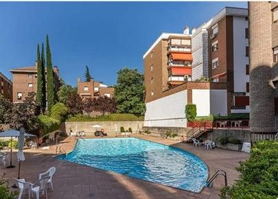 Swimming pool of Flat for sale in  Madrid Capital  with Air Conditioner, Private garden and Terrace