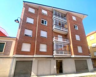 Vista exterior de Pis en venda en León Capital  amb Calefacció, Terrassa i Traster