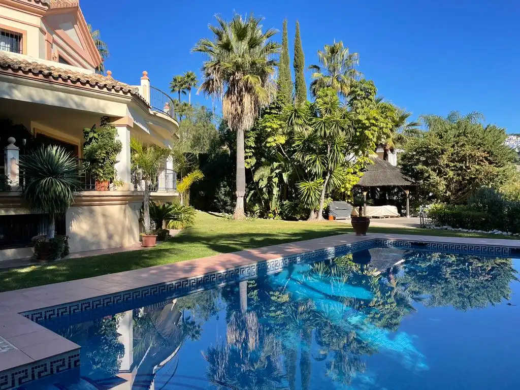 Vista exterior de Casa o xalet de lloguer en Benahavís amb Aire condicionat, Calefacció i Jardí privat
