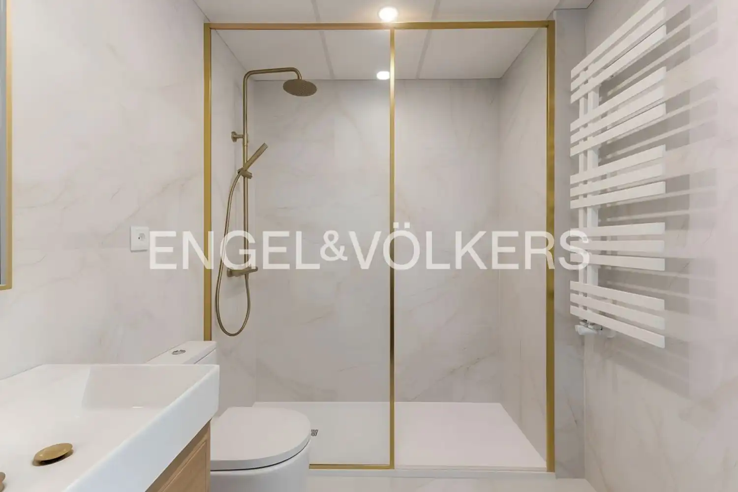 Badezimmer von Wohnung zur Miete in Madrid mit Klimaanlage, Heizung und Balkon