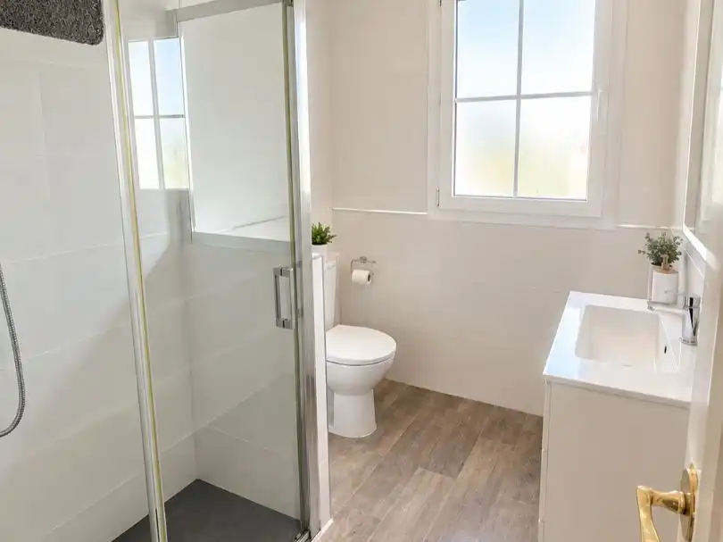 Baño de Dúplex de alquiler en Algeciras con Aire acondicionado, Parquet y Amueblado