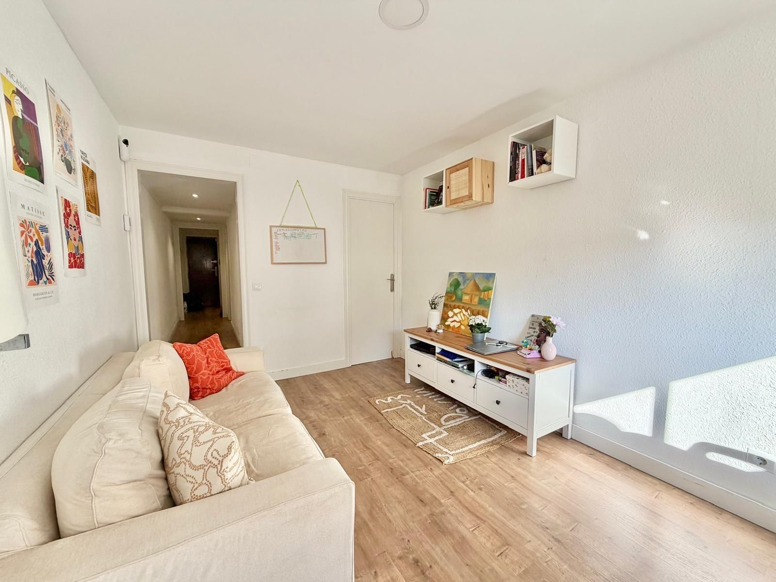 Sala d'estar de Pis en venda en L'Hospitalet de Llobregat amb Parquet