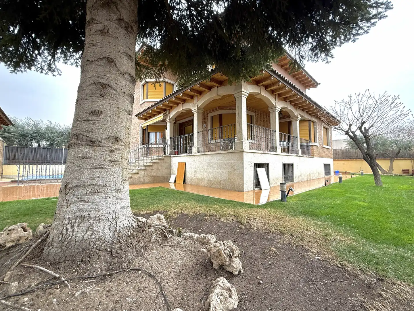 Vista exterior de Casa o xalet en venda en Alcalá de Henares amb Aire condicionat, Calefacció i Jardí privat