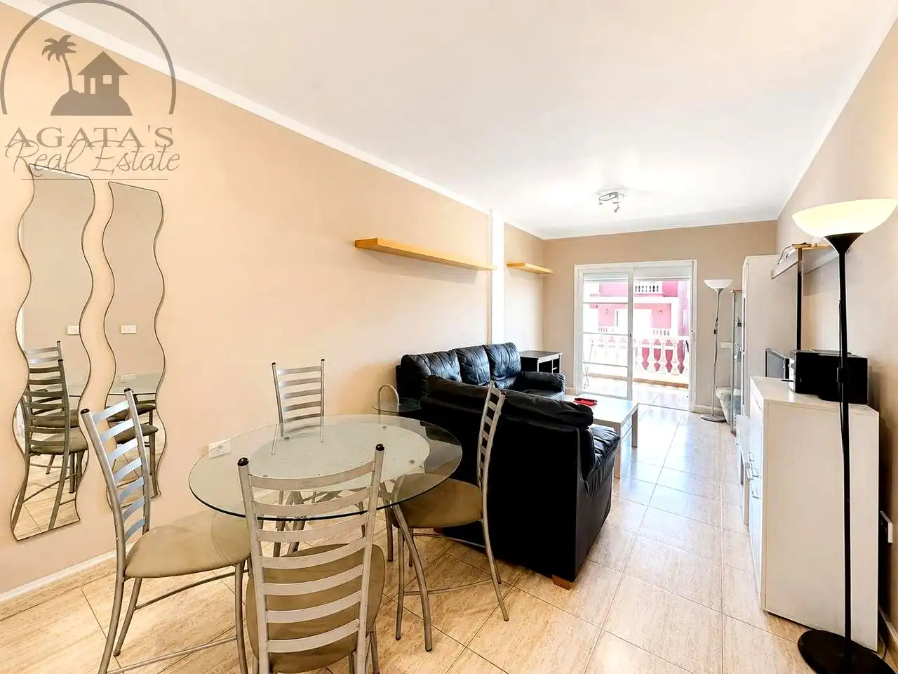 Sala d'estar de Pis de lloguer en Puerto de la Cruz amb Terrassa, Piscina i Moblat
