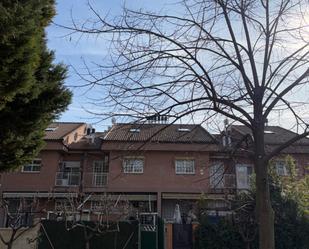 Vista exterior de Casa adosada en venda en Villalbilla amb Aire condicionat, Calefacció i Jardí privat