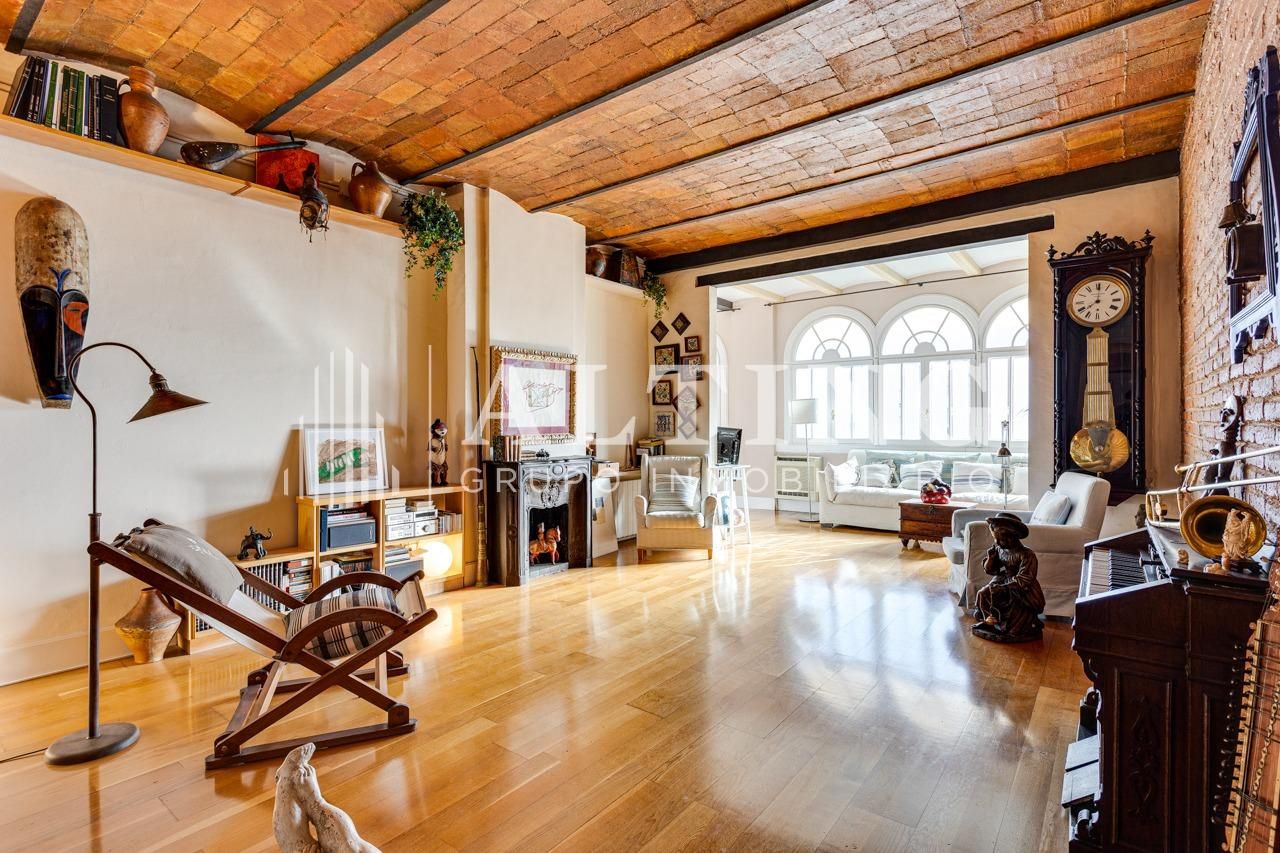 Sala d'estar de Pis en venda en  Barcelona Capital amb Aire condicionat, Parquet i Balcó