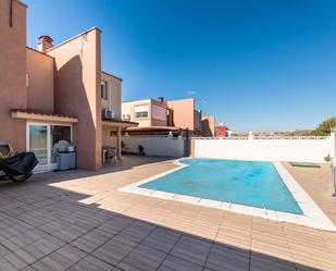 Piscina de Casa adosada en venda en Arroyomolinos (Madrid) amb Aire condicionat, Calefacció i Jardí privat