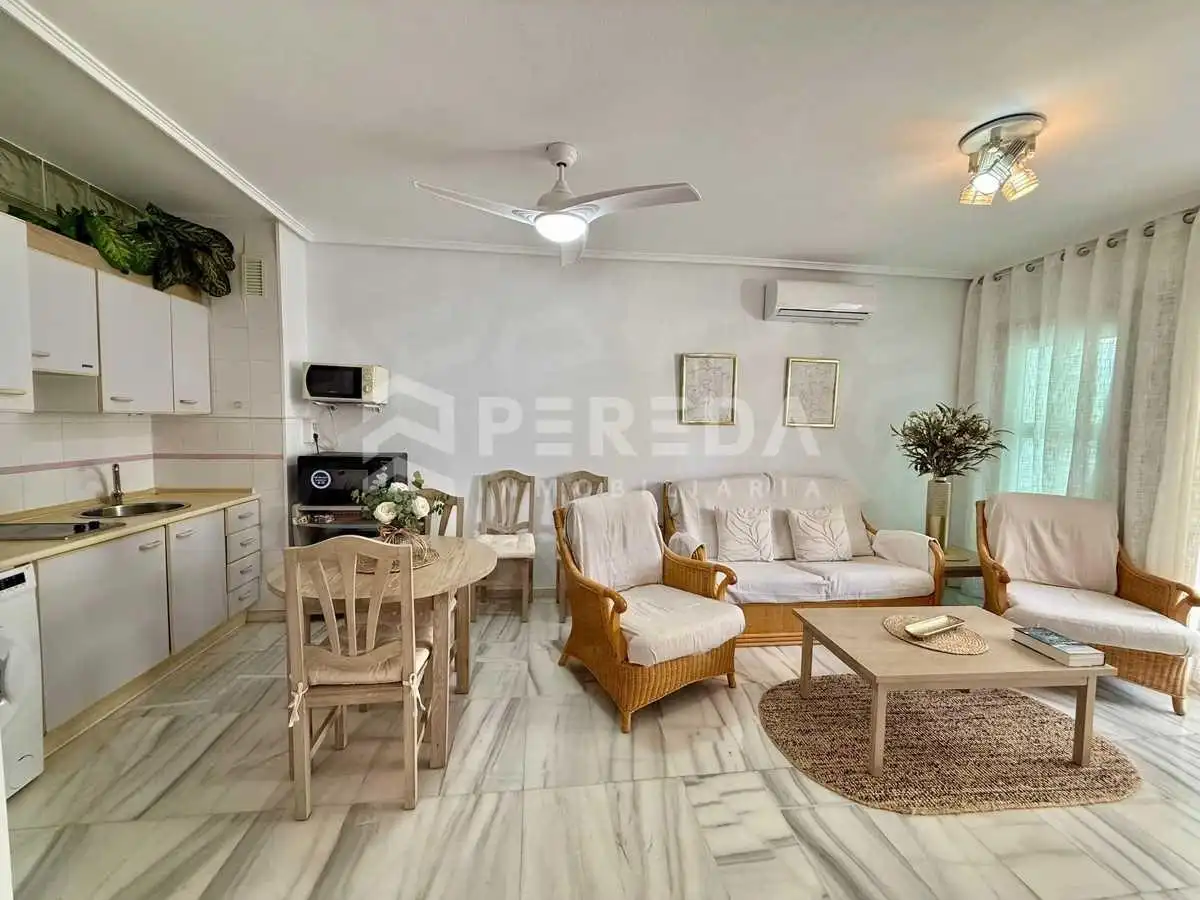 Sala de estar de Apartamento en venta en Roquetas de Mar con Aire acondicionado, Terraza y Amueblado