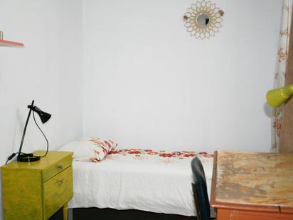 Bedroom of Flat to share in  Sevilla Capital  with Washing machine