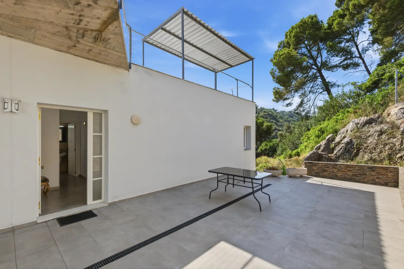 Terrasse von Einfamilien-Reihenhaus zum Verkauf in Santa Susanna mit Klimaanlage, Privatgarten und Terrasse