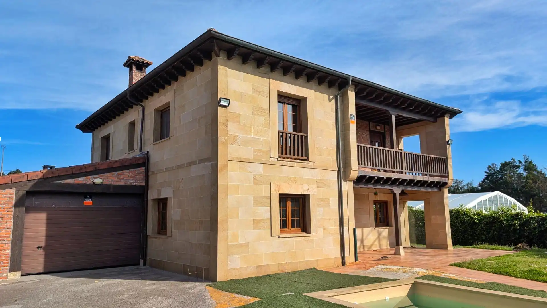 Vista exterior de Casa o xalet en venda en Santander amb Calefacció, Jardí privat i Piscina