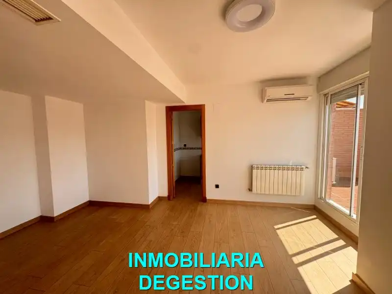 Schlafzimmer von Dachboden zum Verkauf in Linares mit Klimaanlage, Heizung und Parkett
